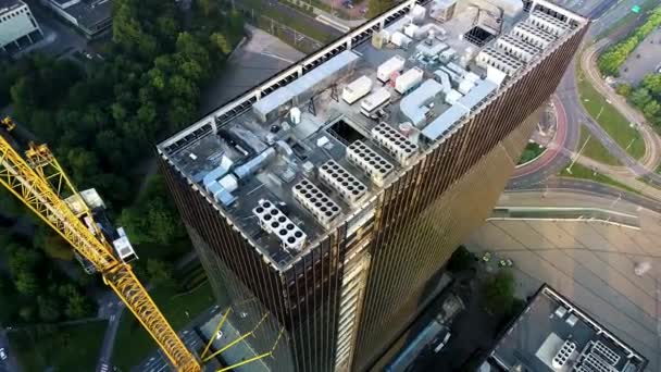 ビジネス超高層ビル建設中 空中ビュー 近代的で高層のガラスの建物の建設 美しいスカイラインの景色 建物に取り付けられた高層ビルクレーン — ストック動画