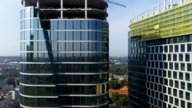 İş gökdelenleri yapım aşamasında, hava manzaralı. Modern, yüksek katlı cam bina..