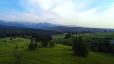Dağ yaz manzarası, hava manzarası. Yeşil Dağ Vadisi 'nin destansı manzarası. Dağ manzarasında gün batımının sinematik hava manzarası.