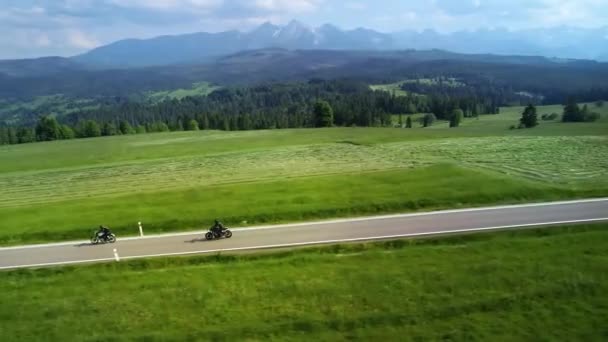 Luchtfoto Van Bergweg Twee Motorrijders Rijden Een Lege Weg Achtergrond — Stockvideo
