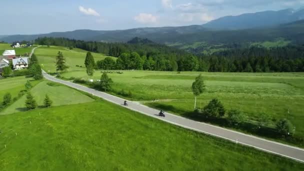 Vista Aerea Della Strada Montagna Due Motociclisti Stanno Guidando Una — Video Stock