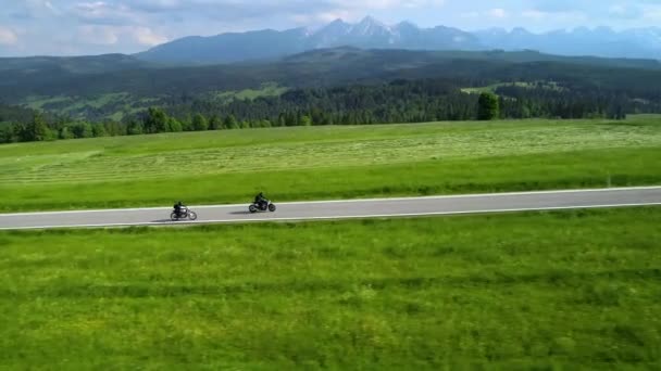 Luftaufnahme Der Bergstraße Und Zwei Motorradfahrer Fahren Auf Einer Leeren — Stockvideo