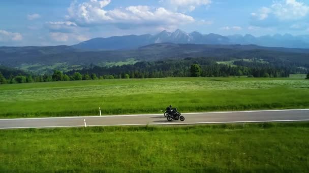Vue Aérienne Route Montagne Deux Motocyclistes Conduisent Sur Une Route — Video
