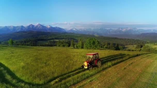 Trator Feno Fazer Grama Com Belas Altas Montanhas Tatra Fundo — Vídeo de Stock
