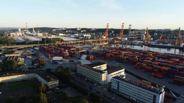 日出时 现代集装箱码头的空中景观 港口和集装箱船装卸 后勤和运输 查看数千个集装箱 — 图库视频影像