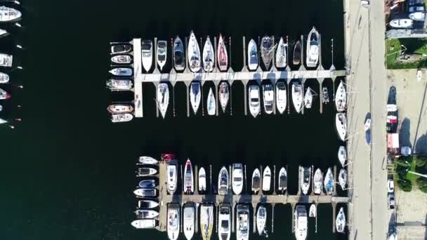 Widok Lotu Ptaka Port Pełen Białych Jachtów Żaglówek Nowoczesnym Nadmorskim — Wideo stockowe