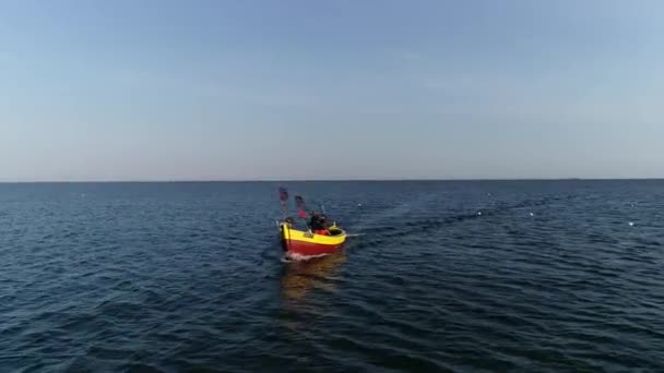 Рибний Човен Пливе Морі Вигляд Повітря Балтійське Море Човен Рибалкою — стокове відео