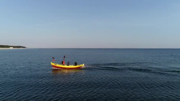 Αλιευτικό Σκάφος Που Πλέει Στη Θάλασσα Εναέρια Θέα Βαλτική Θάλασσα — Αρχείο Βίντεο