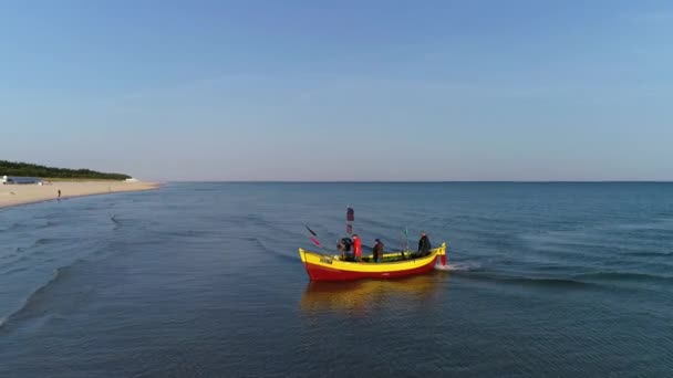 渔船在海里航行 波罗的海和渔船与渔民 一见钟情 传统的可持续渔网捕鱼 — 图库视频影像