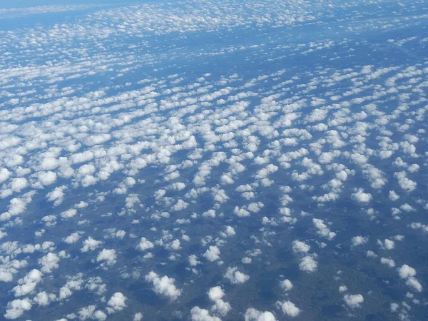 Pequenas Nuvens Mar Fundo Janela Avião — Fotografia de Stock