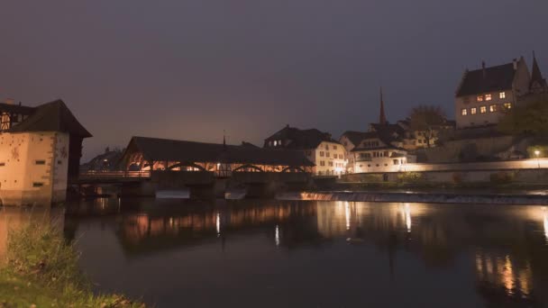 Geceleyin Zaman Hızı Ortaçağ Köprüsü Suya Yansıyor Gece Bremgarten Reuss — Stok video