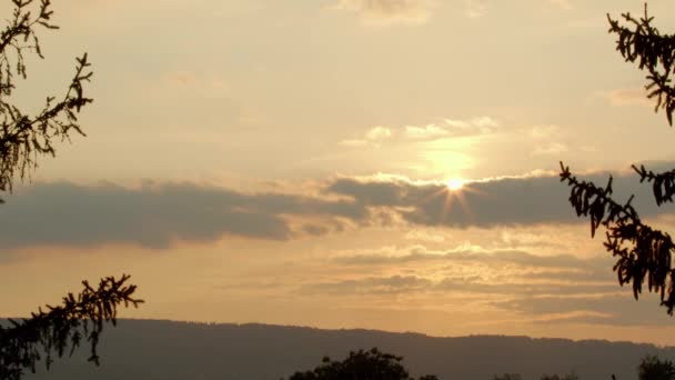 Czas Mija Zachmurzenie Zachodu Słońca Przelatujące Nad Wzgórzem Szwajcaria — Wideo stockowe