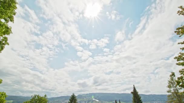 Čas Krátí Mraky Zapadajícího Slunce Míjejí Kopec Švýcarsko — Stock video
