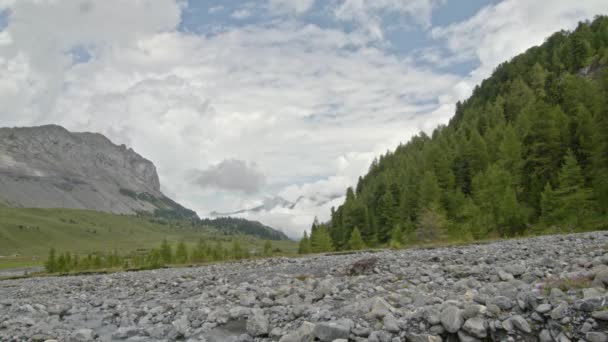 Timelapse Chmur Dolinie Górskiej Pokryte Kamieniami Dziki Krajobraz Górski Bernese — Wideo stockowe
