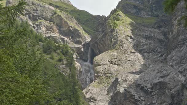 Wodospad Górach Woda Spada Skały Wysoko Górach Adelboden Bernese Oberland — Wideo stockowe