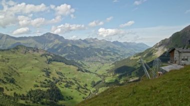 İsviçre Alp Köyü 'nün panoramik manzarası. Bulutlar dağları geçer, gölgeler bırakır. Adelboden. Bernese Oberland. Canton Bern. İsviçre.