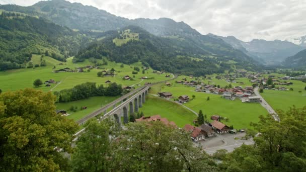 Widok Panoramiczny Timelapse Wiadukt Mostu Kolejowego Wsi Gór Typowe Szwajcarskie — Wideo stockowe