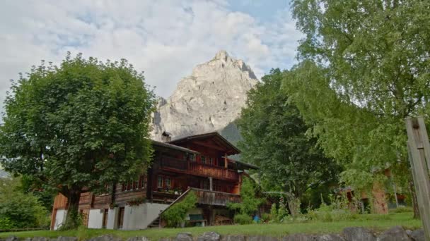 Timelapse Vista Sobre Típica Casa Suíça Com Montanha Fundo Kandersteg — Vídeo de Stock