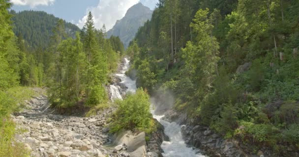 Cascade Dans Les Montagnes Eau Coule Entre Les Rochers Forêt — Video