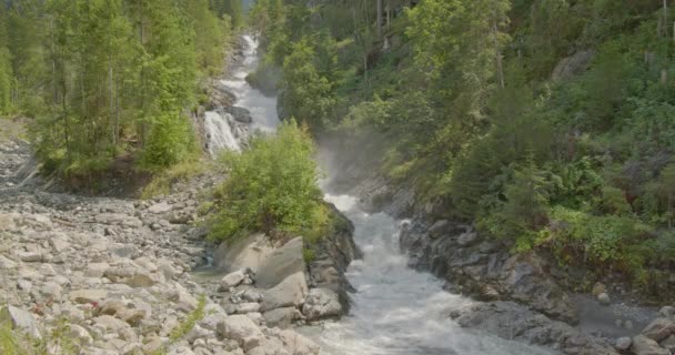Водоспад Горах Вода Тече Між Скелями Лісі Швидка Гірська Річка — стокове відео