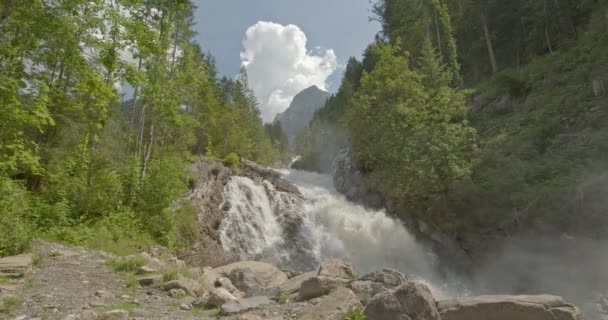 산에서의 폭포수 바위들 사이로 흐르는 속에서 흐르고 있습니다 세차게 흐르고 — 비디오
