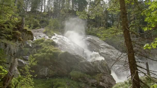 Dağlarda Şelale Ormandaki Kayaların Arasından Akan Doğada Hızlı Akan Hızlı — Stok video