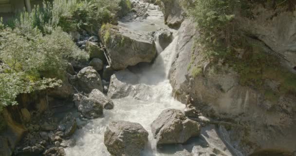 Vodopád Horách Voda Tekoucí Mezi Silnicí Skalami Lese Rychlá Horská — Stock video
