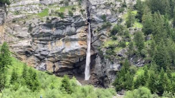 Cascada Las Montañas Cerca Del Lago Oeschinnensee Kandertal Bernese Oberland — Vídeos de Stock