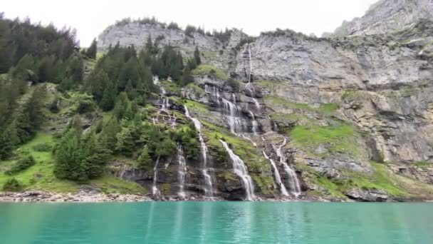 Cascada Las Montañas Cerca Del Lago Oeschinnensee Kandertal Bernese Oberland — Vídeos de Stock