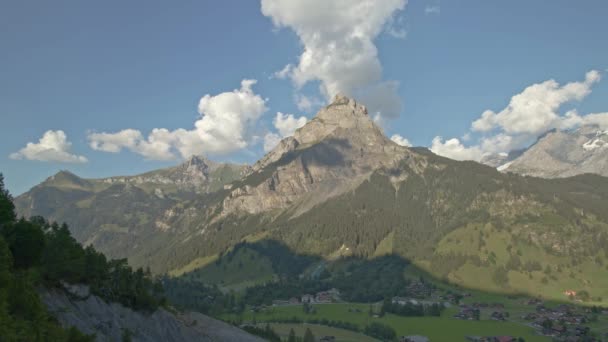 Timelapse Nubes Pasando Montañas Durante Verano Valle Montaña Cubierta Hierba — Vídeos de Stock