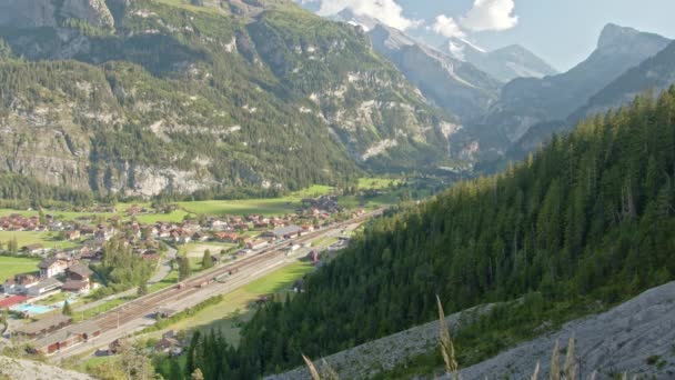 Widok Panoramiczny Timelapse Kolej Dolinie Górskiej Obok Miasta Kandersteg Kandertalczyk — Wideo stockowe