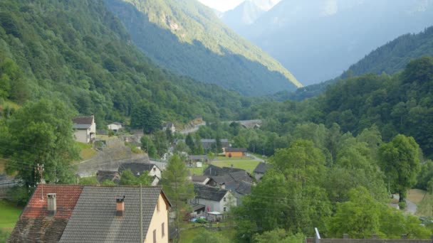 Timelapse Panoramisch Uitzicht Stad Het Bergdal Met Autoverkeer Weg Frasco — Stockvideo