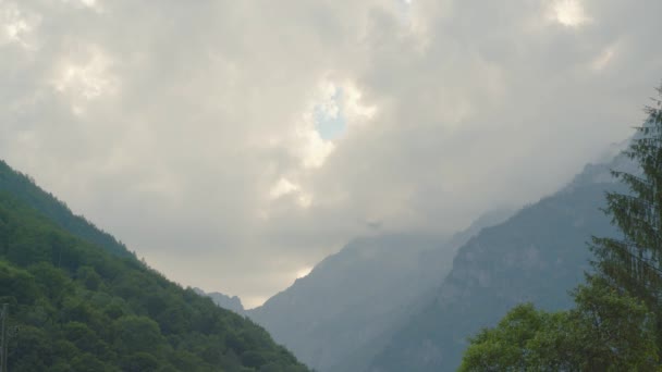 Časový Úsek Mraků Míjejících Hory Frasco Valle Verzasca Canton Ticino — Stock video