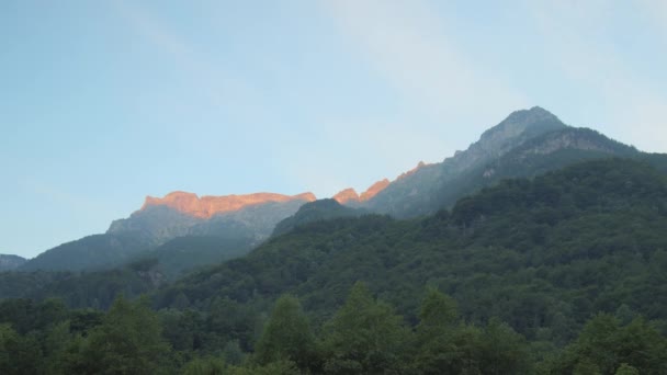 Tempo Passa Nascer Sol Nas Montanhas Manhã Enevoada Luz Está — Vídeo de Stock