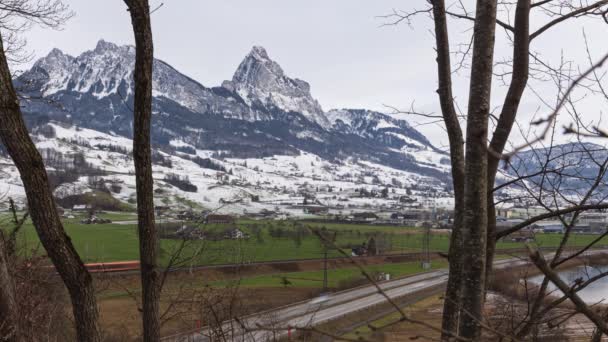 Tiden Förfaller Panoramautsikt Över Grosser Mythen Berg Tåg Och Bilar — Stockvideo