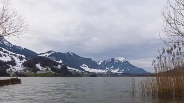 시간이 지남에 움직이는 구름으로 호수의 전경이 보였다 산에서 바라본다 Canton — 비디오