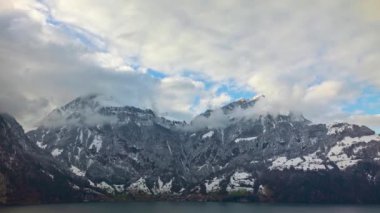 Zaman atlamalı panoramik göl manzarası ve karla kaplı dağlar. Görülmeye değer bir şey. Bauen 'a bak. Canton Uri. İsviçre. 