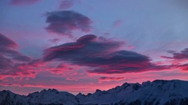 Kış boyunca Alp Dağları 'nda gün doğumu zamanı. Doğanın inanılmaz ışığı. Bettmeralp 'ten görüntü. Valais Kantonu. İsviçre.
