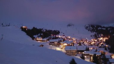 İsviçre Alpleri 'ndeki gece kışının zamanı. Geceleri kayak merkezi. Bettmeralp 'te panoramik manzara. Aletsch arenası. Valais Kantonu. İsviçre.
