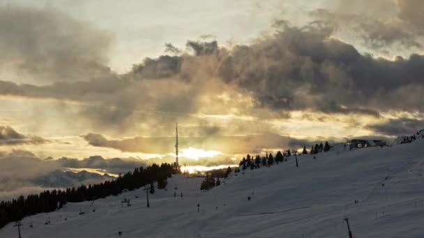 Timelapse Nubes Danzantes Sobre Las Montañas Durante Atardecer Vista Panorámica — Vídeos de Stock