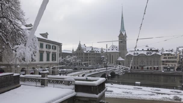 Timelapse Ruchliwego Ruchu Europie Zimą Miasto Pokryte Świeżym Śniegiem Widok — Wideo stockowe