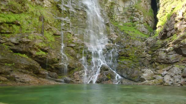 근처의 폭포수야 얼어붙은 Froda Waterfall Verzasca Valley Canton Ticino Switzerland — 비디오