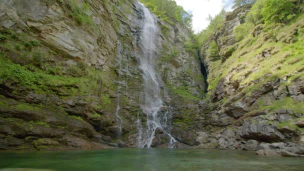 근처의 폭포수야 얼어붙은 Froda Waterfall Verzasca Valley Canton Ticino Switzerland — 비디오