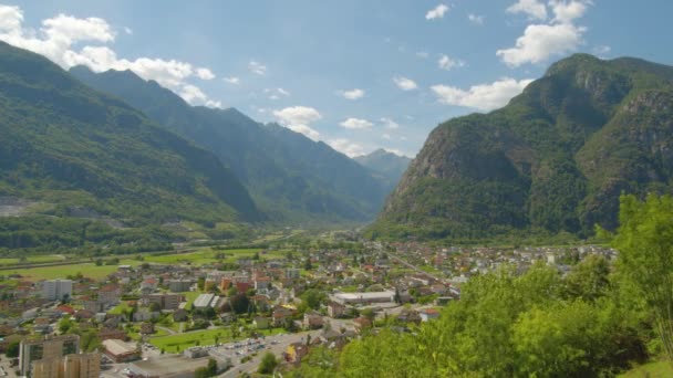 山の中で町のタイムラプスパノラマビュー ビアスカ町とその周辺の渓谷をご覧ください スイスのティチーノ州 — ストック動画