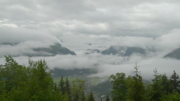 Timelapse Burzliwych Chmur Dolinie Górskiej Cumulus Chmury Szybko Mijają Góry — Wideo stockowe