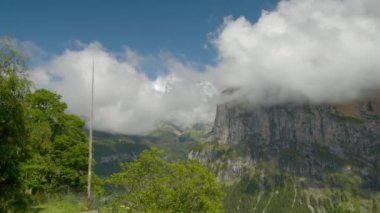 Dağları geçen bulutların zamanı. Lauterbrunnen Vadisi, Bernese Oberland, Canton Bern, İsviçre.