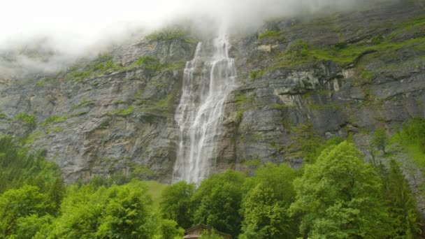 Водоспад Горах Вода Падає Скелі Високо Горах Вкритих Хмарами Mrrenbachfall — стокове відео