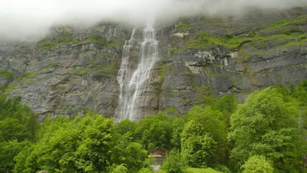 Wodospad Górach Woda Spada Skały Wysoko Górach Pokrytych Chmurami Mrrenbachfall — Wideo stockowe