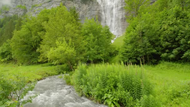 Vodopád Horách Voda Padá Skály Vysoko Horách Pokryté Mraky Mrrenbachfall — Stock video