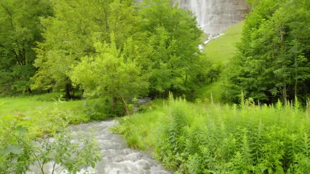 Водоспад Горах Вода Падає Скелі Високо Горах Вкритих Хмарами Mrrenbachfall — стокове відео